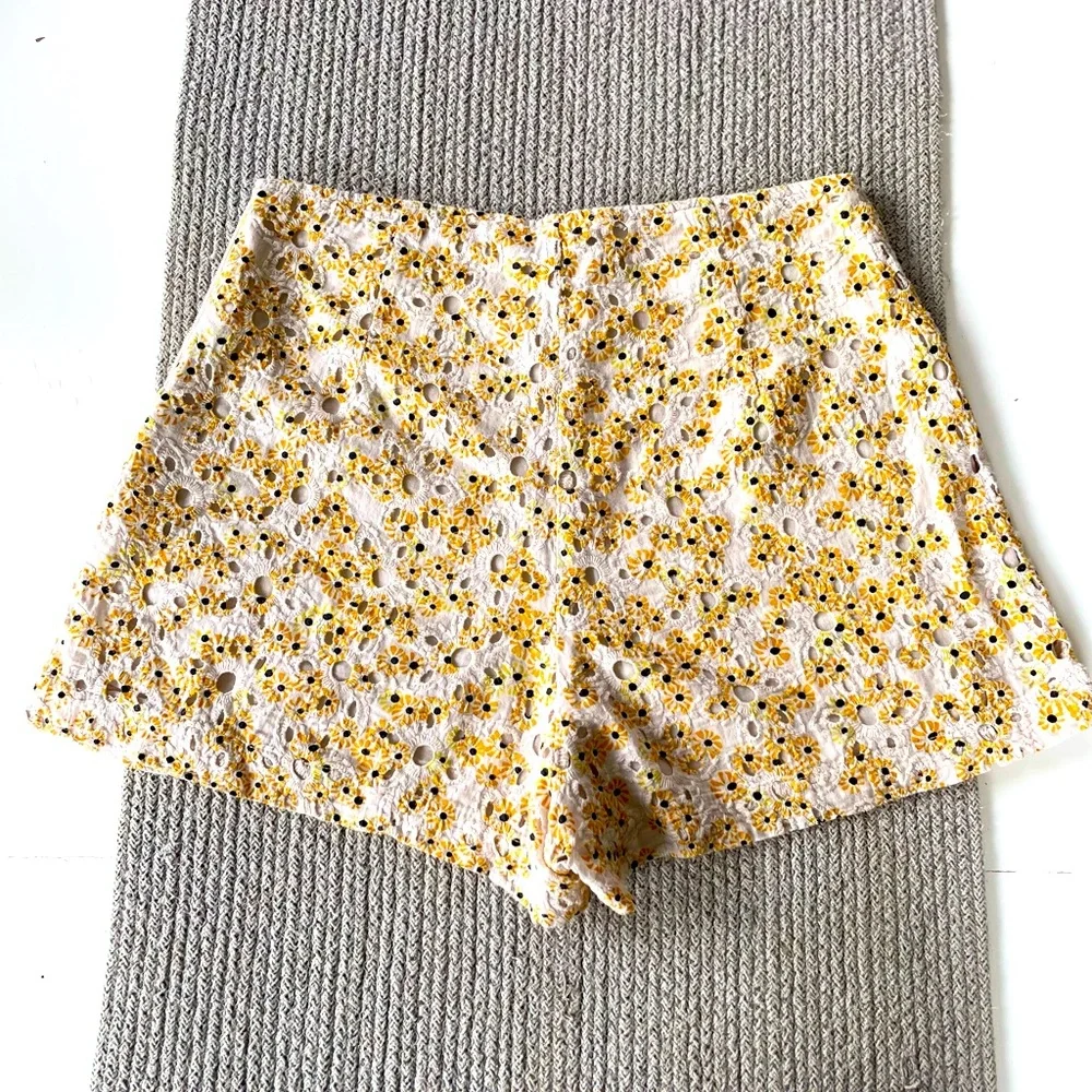 Urban Outfitters Balboa High Rise Yellow White Daisy Eyelet Shorts Size Small